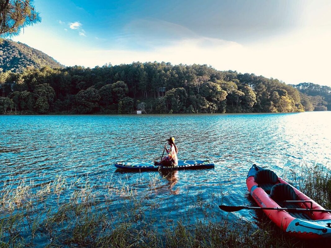 chèo thuyền kayak trên Hồ Tuyền Lâm Đà Lạt