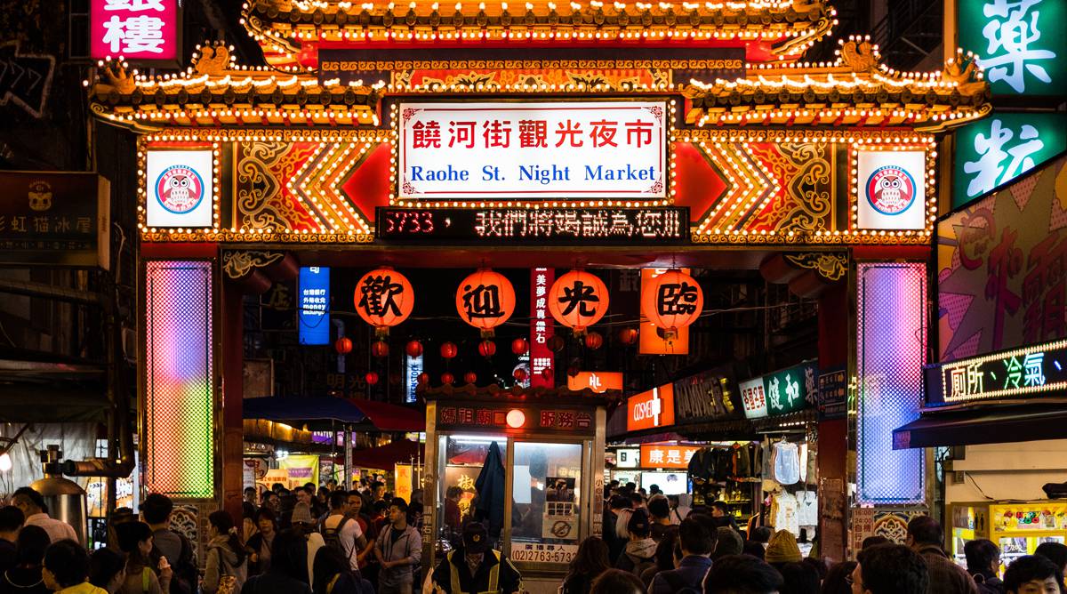 Nằm gần ngôi đền Longshan, chợ đêm Huaxi là một trong những chợ đêm đầu tiên của Đài Loan