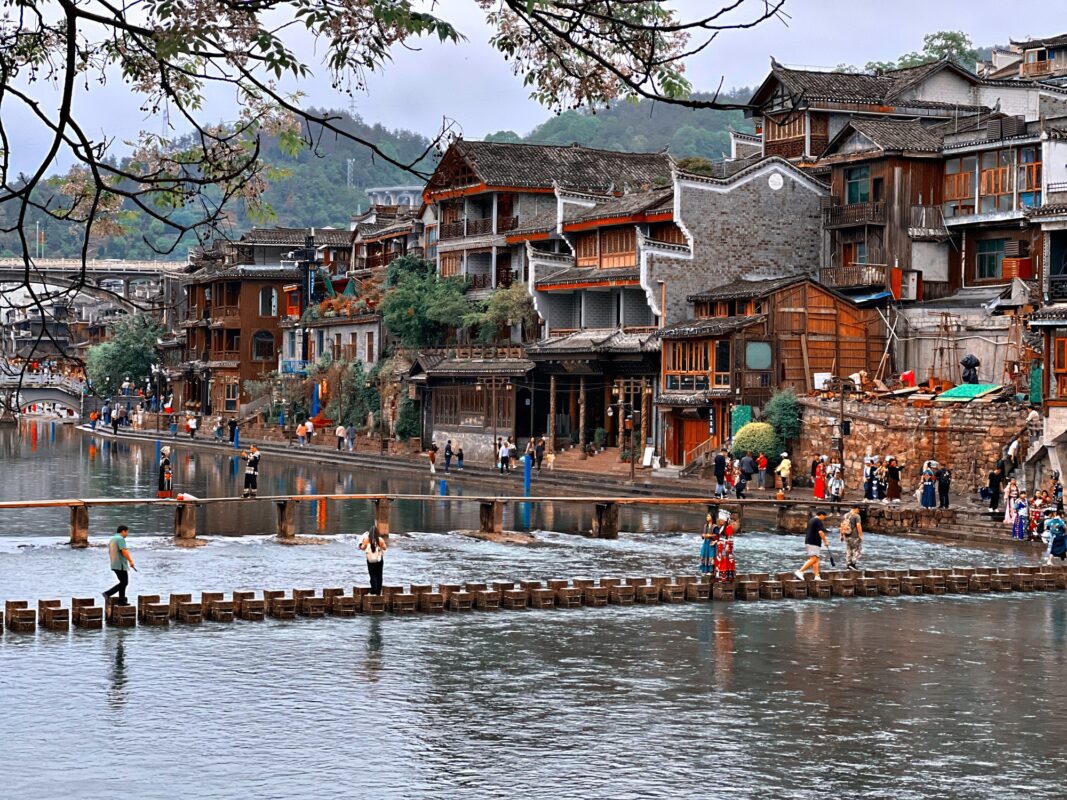 Bao thế hệ người dân địa phương ở Phượng Hoàng Cổ Trấn Trung Quốc đều giặt giũ, nấu ăn, đánh bắt cá,…trên dòng sông Đà Giang