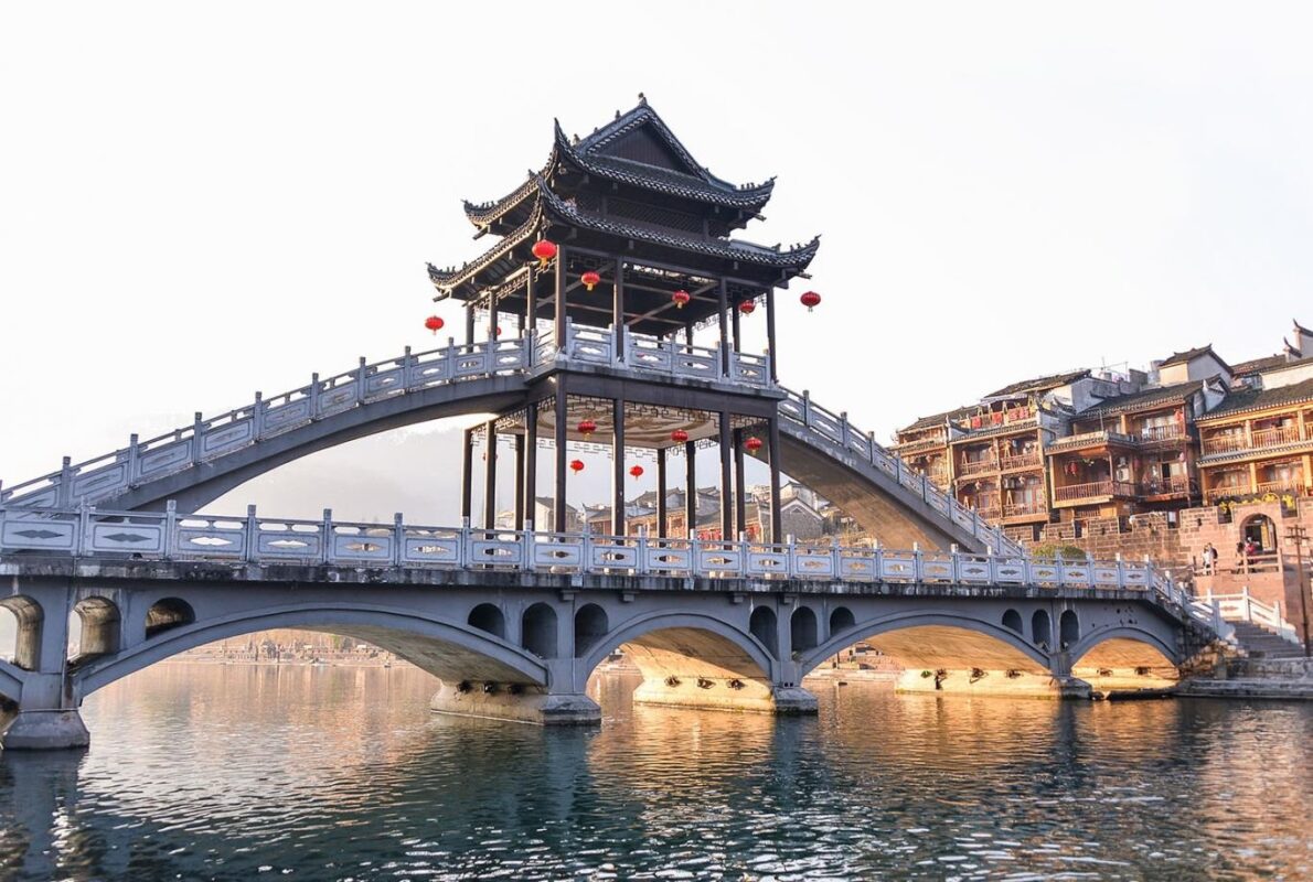 Lầu Phong Thúy Hồng Kiều là một cây cầu vắt ngang qua dòng Đà Giang tại Phượng Hoàng Cổ Trấn Trung Quốc