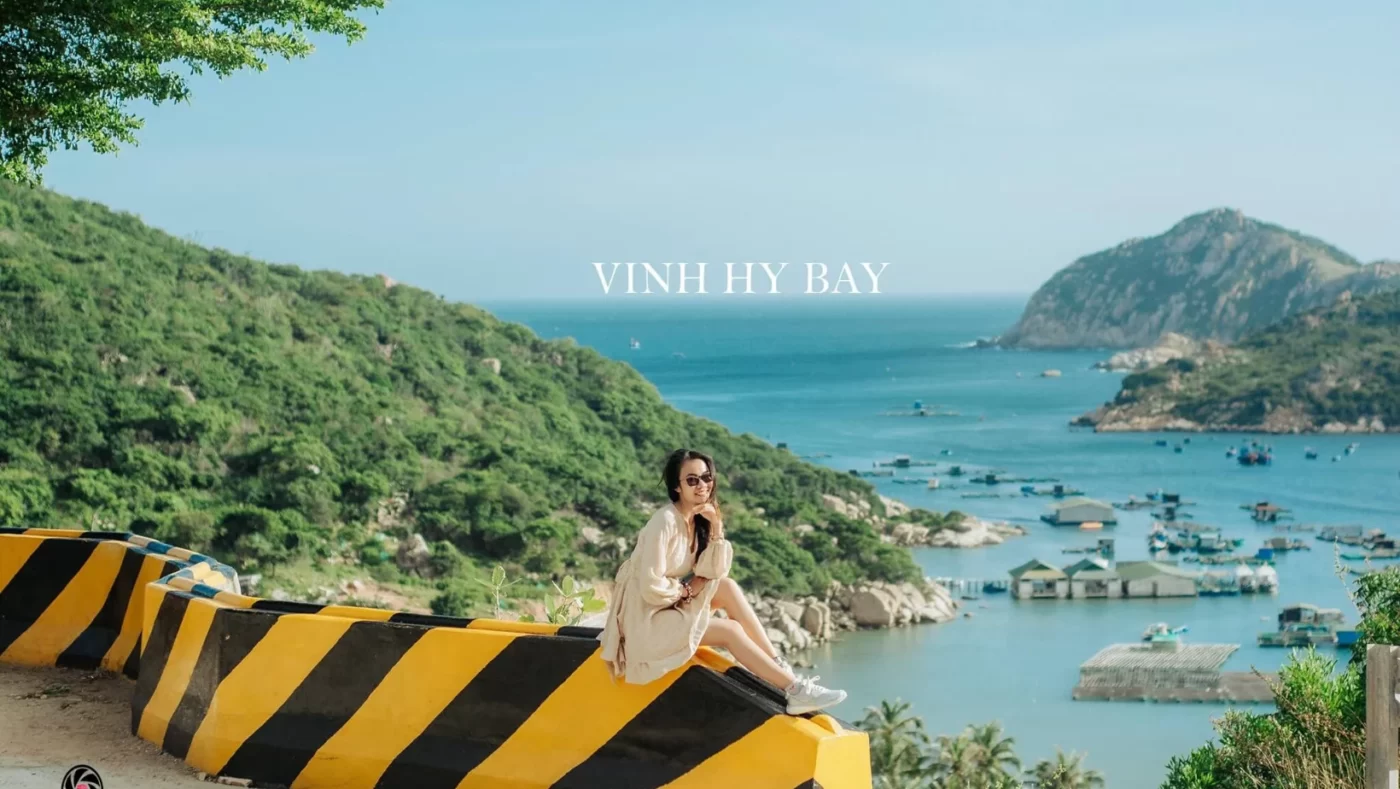 Vịnh Vĩnh Hy sở hữu làn nước biển xanh ngắt là điểm đến hấp dẫn của tour du lich biển đảo đến TP Phan Rang