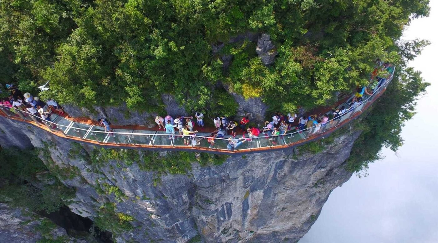 Cầu kính vách núi Thiên Môn Sơn uốn lượn theo những bờ vực núi để du khách có thể ngắm nhìn