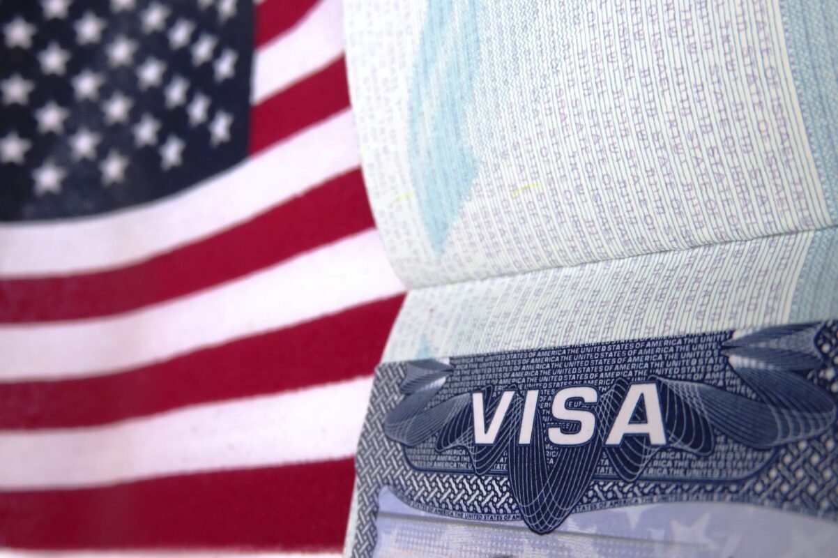 Hướng Tiên Tourist sẽ thay mặt khách hàng tiến hành nộp hồ sơ dịch vụ làm visa du lịch Mỹ đến Đại sứ quán