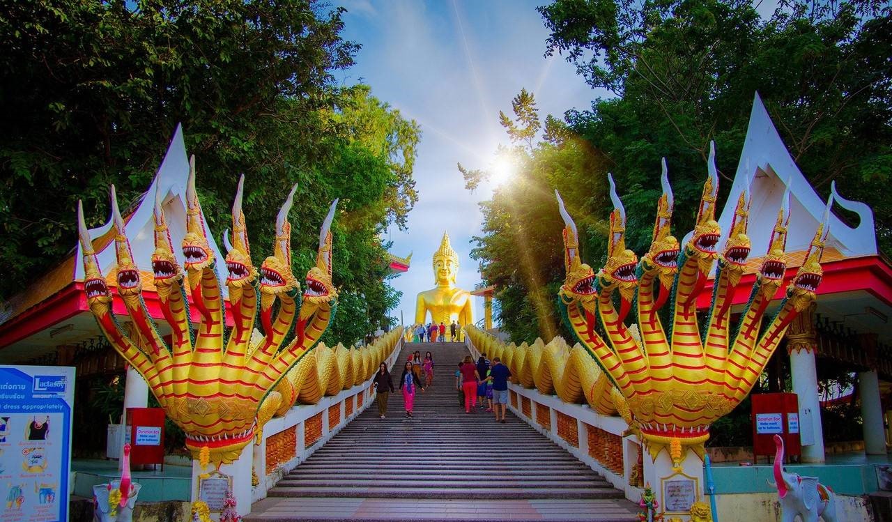 Wat Phra Yai – Chùa Phật lớn
