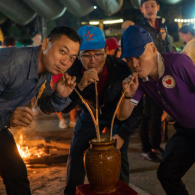 Du khách giao lưu cồng chiêng Đà Lạt