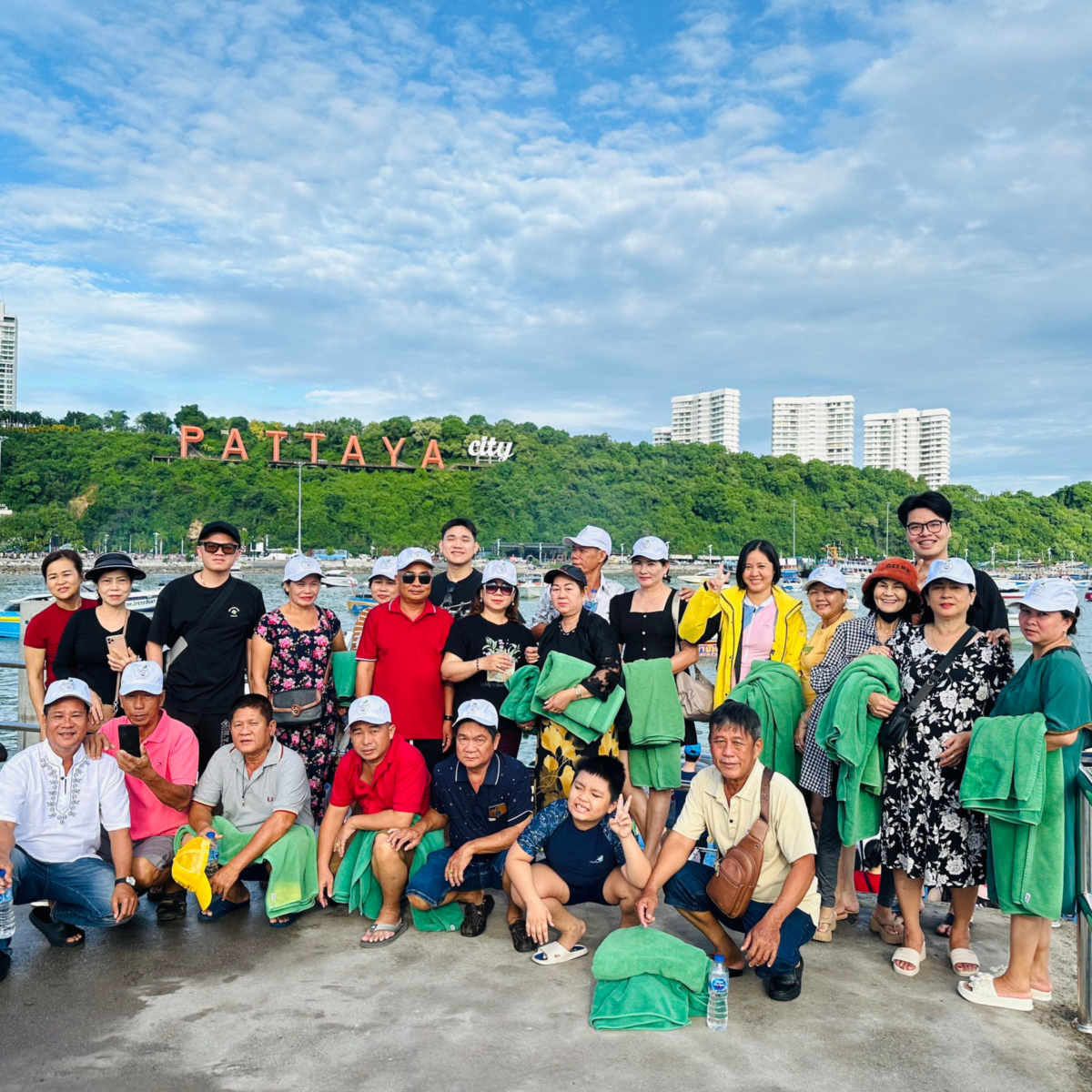 Nhóm du khách trong tour Thái Lan tại Pattaya, trải nghiệm hành trình du lịch hấp dẫn tại Thái Lan từ TP.HCM.