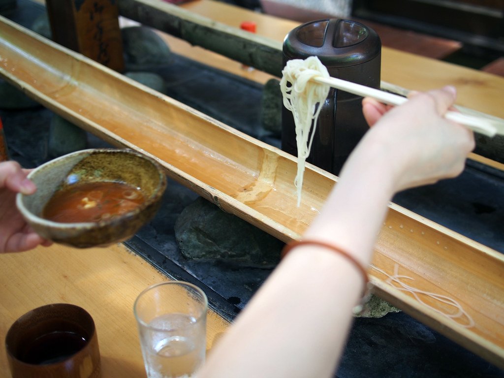 Ăn mì ống trúc Nagashi Somen đặc trưng mùa hè ở Nhật