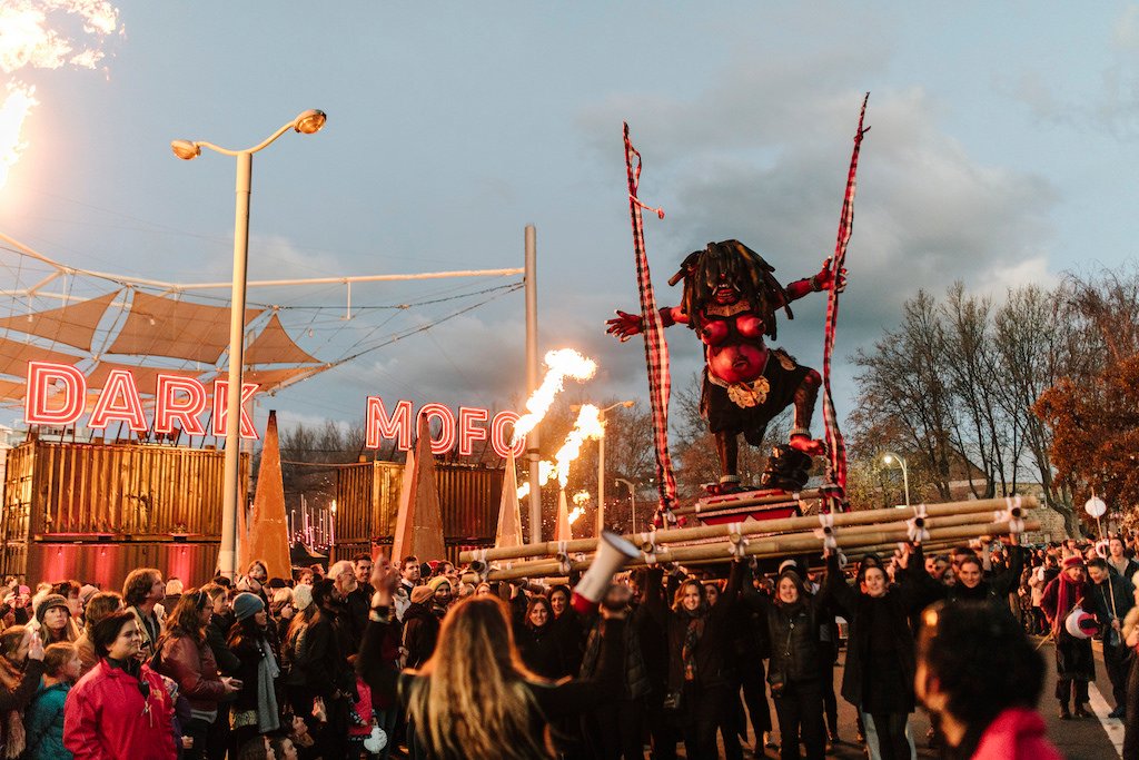 Trong lễ hội ở Úc này, mọi người rước tượng Ogoh-Ogoh và đốt cháy nó