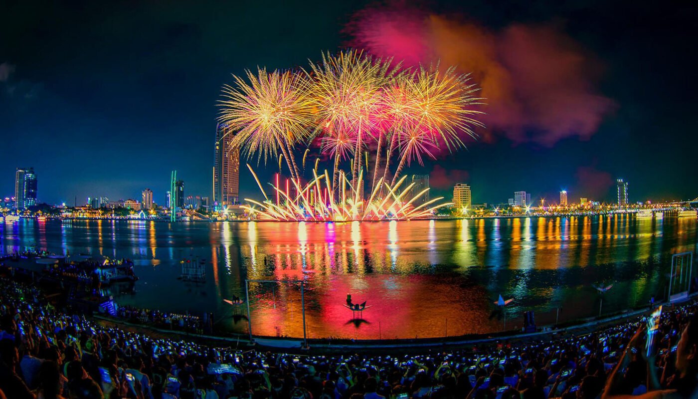 Lễ hội pháo hoa Nhật Bản thu hút cả người dân lẫn du khách trên thế giới đến xem