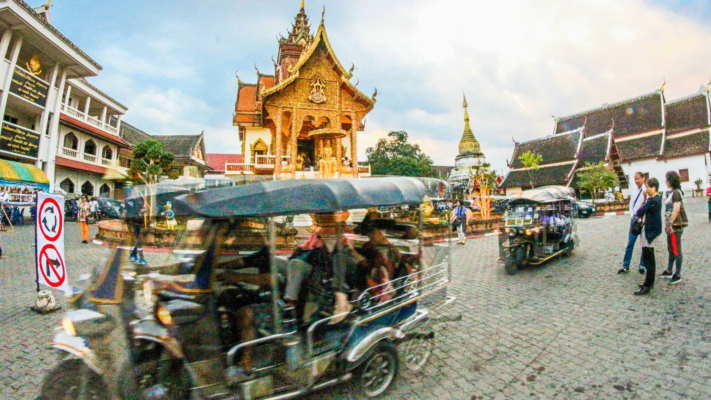 Sử dụng xe tuk tuk để việc thoải mái di chuyển, ngắm phố phường khi du lịch Thái Lan (Nguồn hình: Sưu tầm)