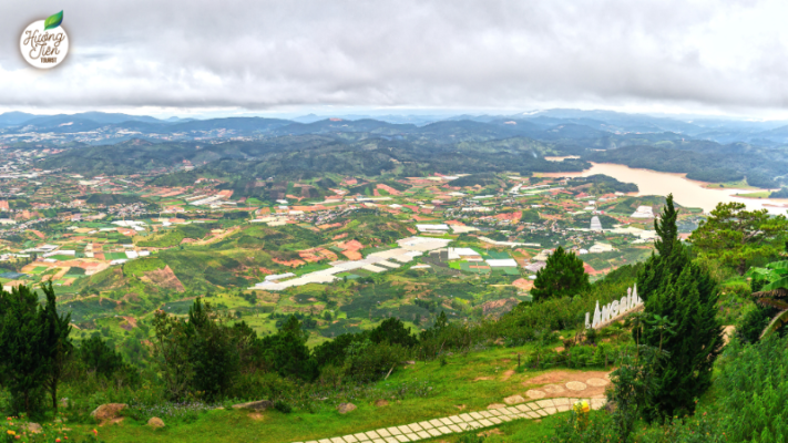 Panoramic view from Lang Biang Mountain, a must-visit spot in the Dalat Tour.