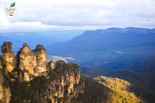 Dãy núi Ba Chị Em tại Vườn Quốc gia Blue Mountains – điểm đến thiên nhiên khi du lịch Sydney.