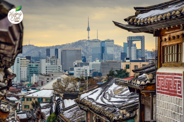 Làng cổ Hanok tại Seoul, Hàn Quốc với những mái nhà truyền thống và khung cảnh hiện đại của thành phố.