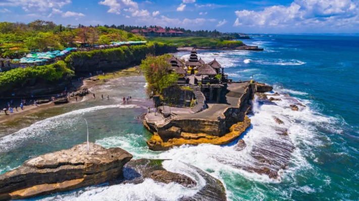 Chỉ khi thuỷ triều rút bạn mới có thể đến thăm ngôi đền Tanah Lot giữa biển