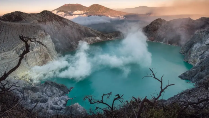 Bức tranh thiên nhiên kỳ vĩ của hồ xanh Kawah ijen 