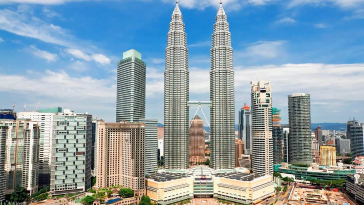 tháp đôi Petronas là tòa tháp được coi là biểu tượng của Kuala Lumpur khi du lịch Malaysia