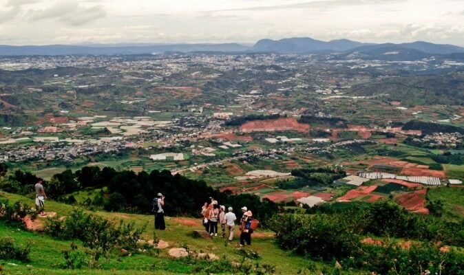 Family groups come to Langbiang peak to capture moments of gathering and happiness together.