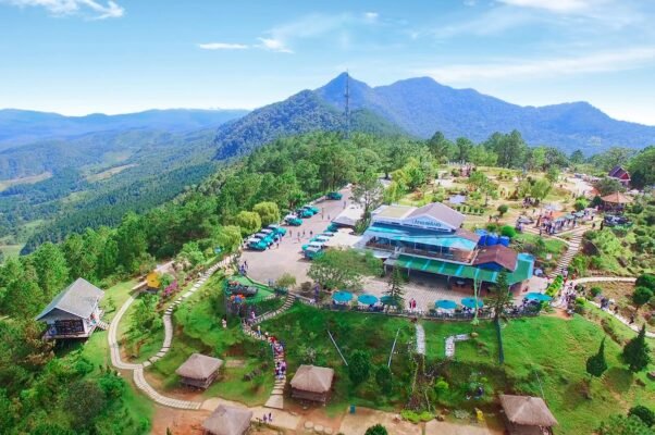 Langbiang Peak seen from above, the tourist area is built synchronously amidst the majestic scenery, surrounded by mountains and forests.