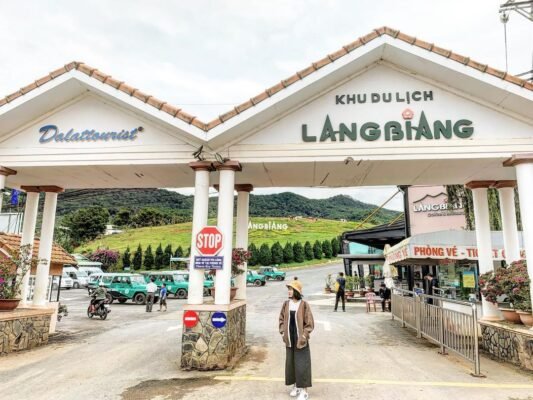 The entrance to Langbiang tourist area, where visitors buy tickets and rent a car to go to the top of the mountain. Photo: dulichdalat