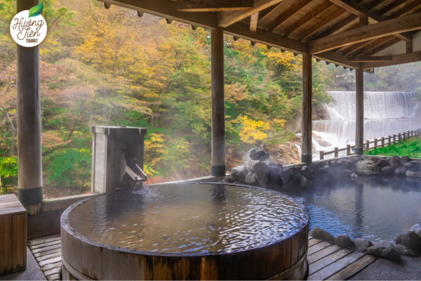 Ngâm mình trong suối nước nóng Onsen tại Nhật Bản - trải nghiệm thư giãn không thể bỏ qua khi tham gia Tour Nhật Bản Tết Nguyên Đán 2025.