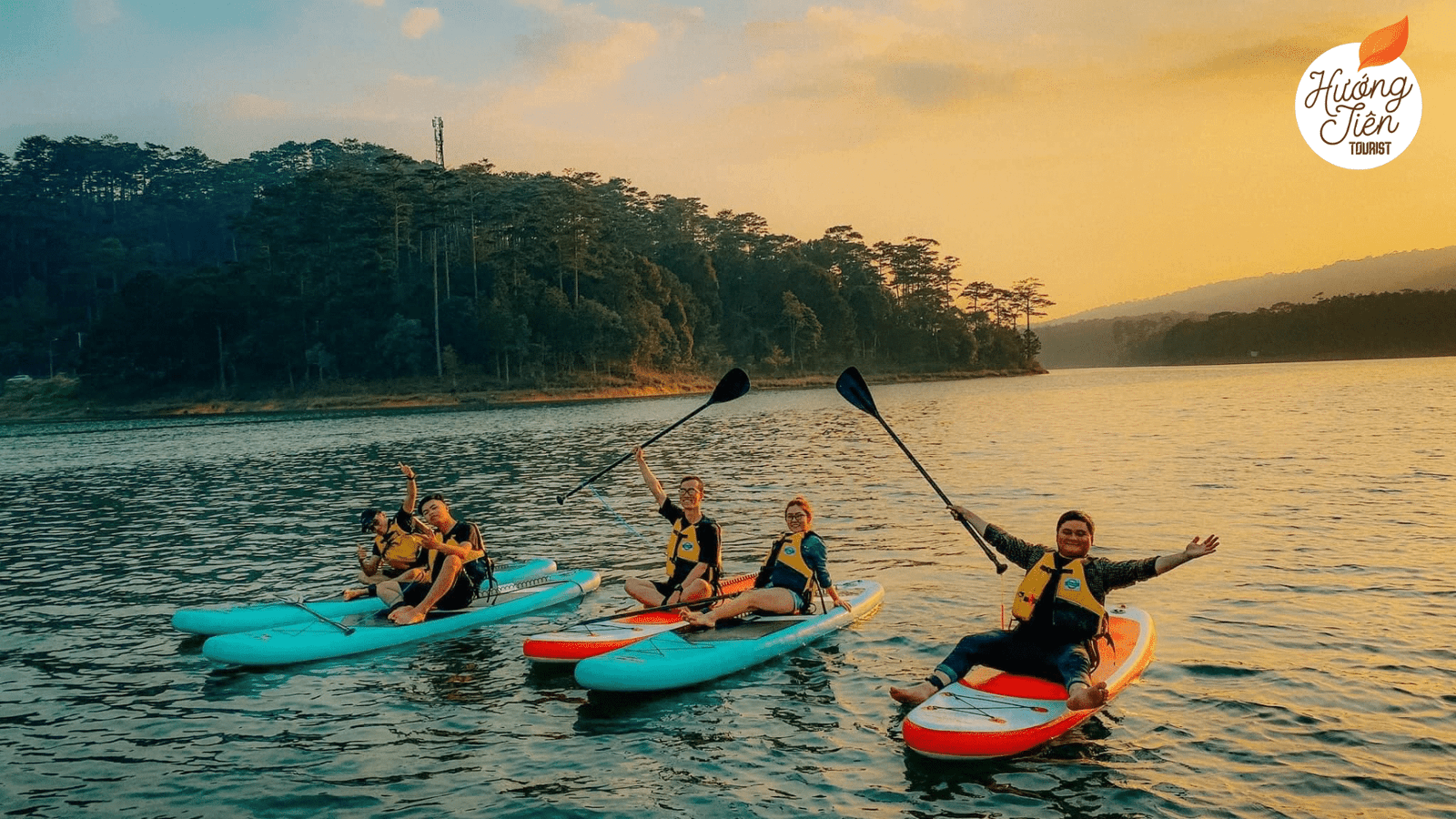 chèo sup vào hoàng hôn trên hồ Tuyền Lâm, Đà Lạt