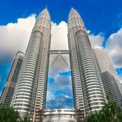 Tháp đôi Petronas tại Kuala Lumpur, Malaysia sừng sững giữa bầu trời vô cùng hùng vĩ